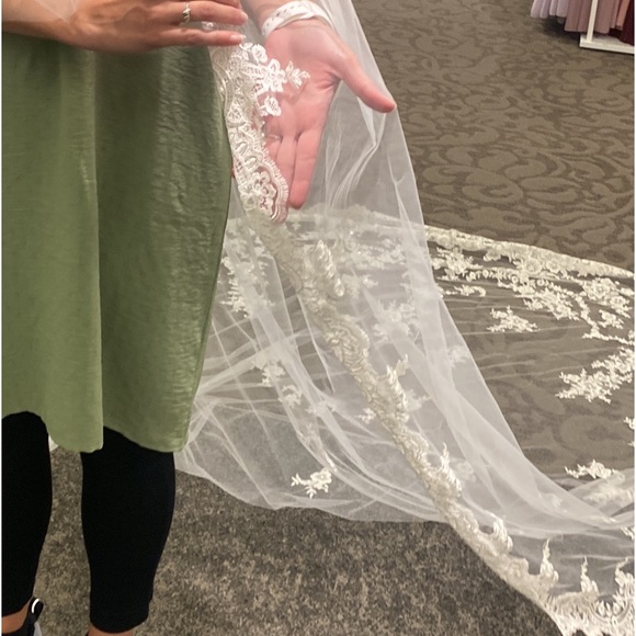 Beautiful Cathedral Length Mantilla Veil Delicate Lace Sequins - Picture 3 of 11